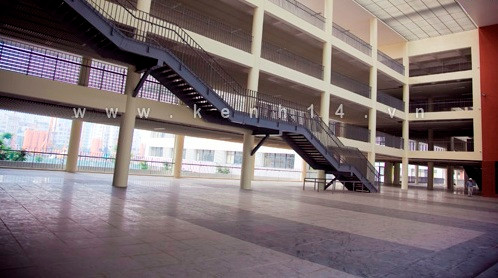 Những khối nhà kính vuông vắn, màu sơn phối rất đẹp, hành lang và sân rộng mênh mông, kiến trúc quy mô và hiện đại cực kì. Những khối nhà kính vuông vắn, màu sơn phối rất đẹp, hành lang và sân rộng mênh mông, kiến trúc quy mô và hiện đại cực kì.