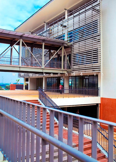 có bể bơi và sân bóng rổ trong nhà. Ngoài trời thì có sân đá bóng phủ cỏ và sân cầu lông, thật tuyệt cho những Amsers thích thể thao. có bể bơi và sân bóng rổ trong nhà. Ngoài trời thì có sân đá bóng phủ cỏ và sân cầu lông, thật tuyệt cho những Amsers thích thể thao.