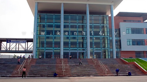 Tọa lạc ngay đằng sau khu mua sắm Grand Plaza, trường Ams mới có thể sẽ khiến bạn phải há hốc mồm ngạc nhiên khi mới nhìn. Tọa lạc ngay đằng sau khu mua sắm Grand Plaza, trường Ams mới có thể sẽ khiến bạn phải há hốc mồm ngạc nhiên khi mới nhìn.