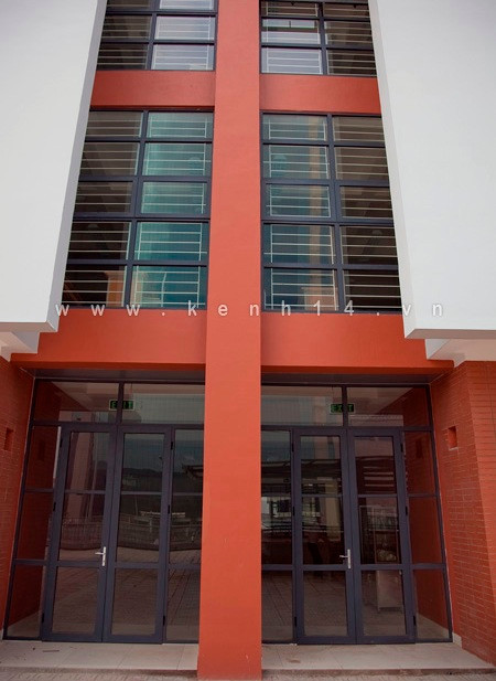 Trường có nhiều khoảng sân rất rộng, có cả cột đèn để chiếu sáng buổi tối. Các khu nhà đều có hành lang liên thông với nhau, thuận tiện cho các bạn và thầy cô khi di chuyển giữa các phòng học. Trường có nhiều khoảng sân rất rộng, có cả cột đèn để chiếu sáng buổi tối. Các khu nhà đều có hành lang liên thông với nhau, thuận tiện cho các bạn và thầy cô khi di chuyển giữa các phòng học.