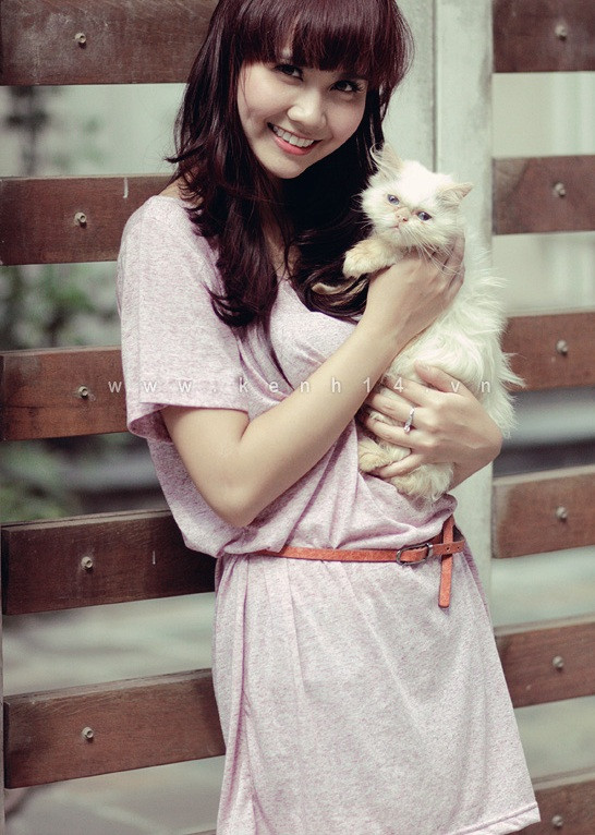 Huyền Lizzie Là một hot girl nhưng giờ đã thành danh với cương vị một diễn viên, Huyền Lizzie vẫn gây nhiều ấn tượng đẹp trong lòng người hâm mộ. Những bộ phim mà chị ấy tham gia như "Những phóng viên vui nhộn", "Lời thú nhận của Eva" hay mới đây là "Tết siêu tiết kiệm" được rất nhiều người ủng hộ. Chị Huyền Lizzie khi cười rất xinh với hai má lúm đồng tiền duyên dáng nhé. Huyền Lizzie Là một hot girl nhưng giờ đã thành danh với cương vị một diễn viên, Huyền Lizzie vẫn gây nhiều ấn tượng đẹp trong lòng người hâm mộ. Những bộ phim mà chị ấy tham gia như "Những phóng viên vui nhộn", "Lời thú nhận của Eva" hay mới đây là "Tết siêu tiết kiệm" được rất nhiều người ủng hộ. Chị Huyền Lizzie khi cười rất xinh với hai má lúm đồng tiền duyên dáng nhé.