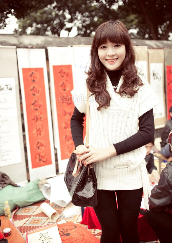 Linh Tây Linh Tây không đẹp sắc sảo như những hot girl khác, nhưng lại có nụ cười trong sáng và rất đáng yêu. Nét giản dị dễ gần của cô bạn chính là điểm cộng rất lớn đấy. Đặc biệt là nụ cười hiền của Linh Tây thì không lẫn vào đâu được: Linh Tây Linh Tây không đẹp sắc sảo như những hot girl khác, nhưng lại có nụ cười trong sáng và rất đáng yêu. Nét giản dị dễ gần của cô bạn chính là điểm cộng rất lớn đấy. Đặc biệt là nụ cười hiền của Linh Tây thì không lẫn vào đâu được: