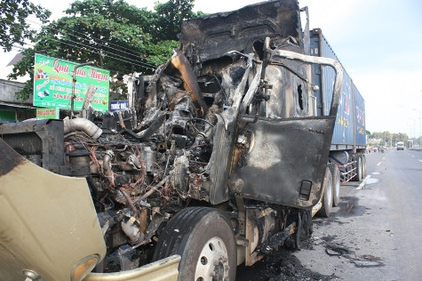 Chiếc xe container bốc cháy hết phần đầu kéo Chiếc xe container bốc cháy hết phần đầu kéo