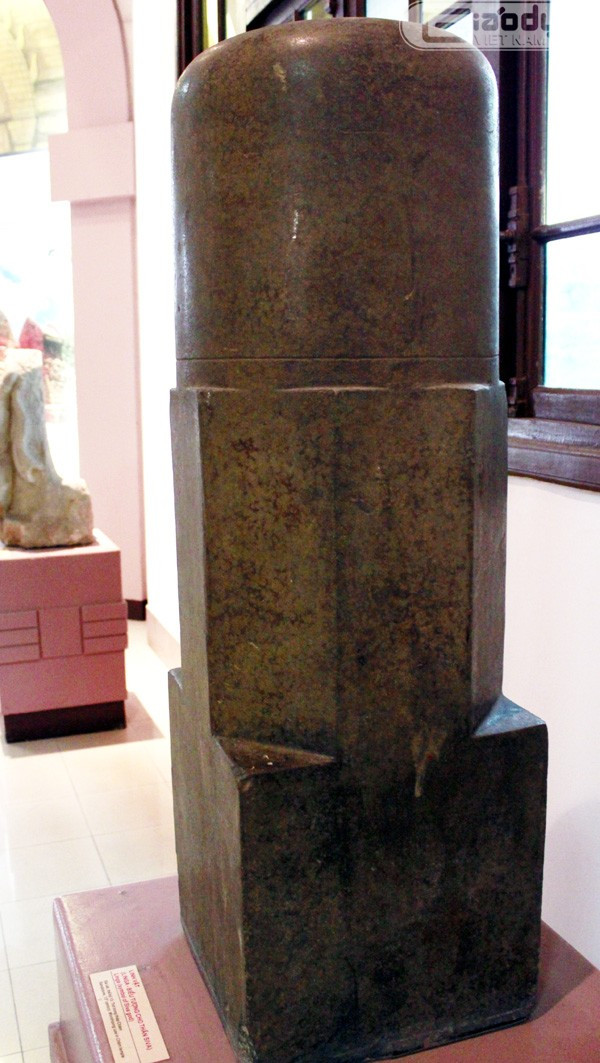 Trụ đá Linga thường gồm có ba phần: Dưới cùng là hình khối vuông, giữa là hình bát giác, trên hình trụ đầu tròn. Trụ đá Linga thường gồm có ba phần: Dưới cùng là hình khối vuông, giữa là hình bát giác, trên hình trụ đầu tròn.