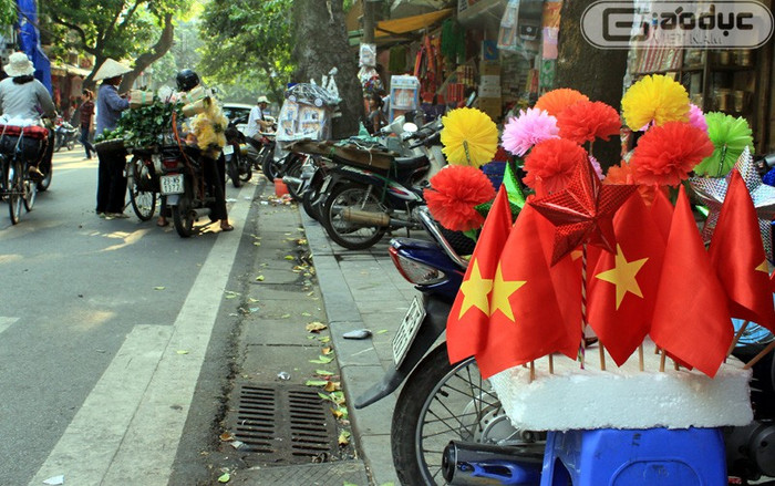 Một cửa hàng bán cờ hoa trên phố Hàng Mã Một cửa hàng bán cờ hoa trên phố Hàng Mã