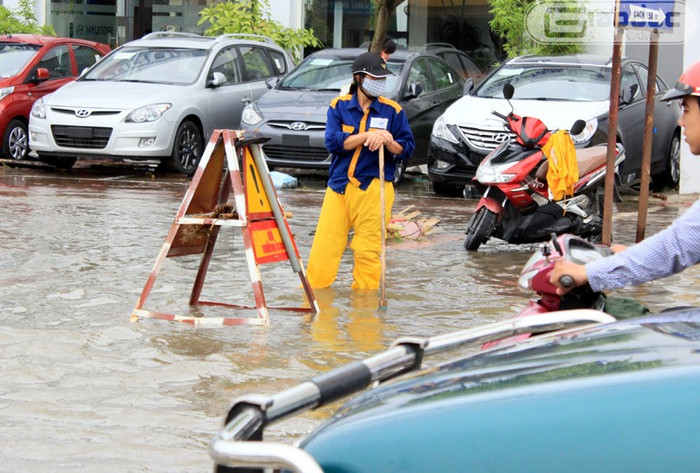 Lực lượng công nhân thoát nước bó tay vì nước quá nhiều không thể thoát nhanh