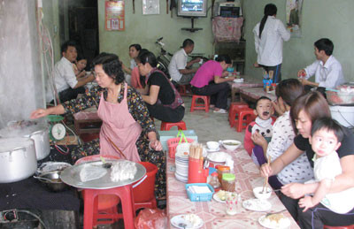 Giá thực phẩm đã giảm, nhưng nhiều hàng ăn vẫn chưa chịu giảm giá. Giá thực phẩm đã giảm, nhưng nhiều hàng ăn vẫn chưa chịu giảm giá.