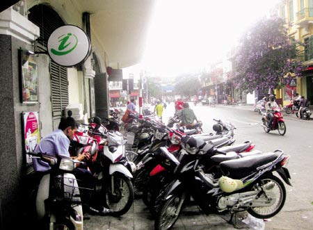 Điểm trông, giữ xe số 73 phố Cầu Gỗ "chặt chém" khách phí 10.000 đồng/lần (gửi vào ban ngày) và 30.000 đồng/lần (gửi vào buổi tối) đối với xe máy nhưng vẫn hoạt động bình thường từ nhiều năm nay (Ảnh 24h) Điểm trông, giữ xe số 73 phố Cầu Gỗ "chặt chém" khách phí 10.000 đồng/lần (gửi vào ban ngày) và 30.000 đồng/lần (gửi vào buổi tối) đối với xe máy nhưng vẫn hoạt động bình thường từ nhiều năm nay (Ảnh 24h)