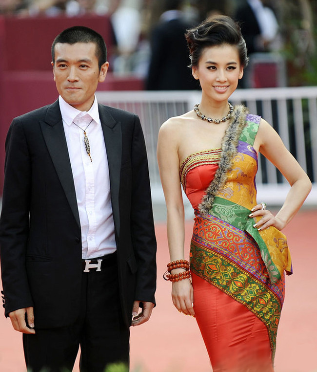 Người đẹp họ Huỳnh sánh bước cùng nhà sản xuất Dương Tử Người đẹp họ Huỳnh sánh bước cùng nhà sản xuất Dương Tử