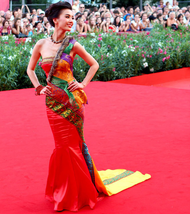 Huỳnh Thánh Y lộng lẫy với trang phục váy đỏ truyền thống trên thảm đỏ Huỳnh Thánh Y lộng lẫy với trang phục váy đỏ truyền thống trên thảm đỏ