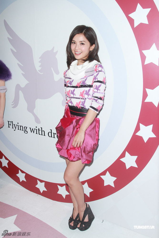 Thái Trác Nghiên nhận xét về bạn diễn của mình: “Tôi cảm thấy cô ấy là người rất vui vẻ, rất lạc quan, có thể mọi người sẽ thấy tôi rất lạc quan, nhưng lạc quan của cô ấy khác tôi, ví dụ như khi xảy ra chuyện không hay, cô ấy thực sự không nhớ tới nó nữa, là không nhớ thật, không phải cô ấy giả vờ. Cô ấy cũng không quan tâm quá mức đến tương lai, quan trọng nhất là hôm nay chúng tôi đã sống rất vui vẻ, vậy là mãn nguyện, đó là điểm tôi muốn học tập nhất" Thái Trác Nghiên nhận xét về bạn diễn của mình: “Tôi cảm thấy cô ấy là người rất vui vẻ, rất lạc quan, có thể mọi người sẽ thấy tôi rất lạc quan, nhưng lạc quan của cô ấy khác tôi, ví dụ như khi xảy ra chuyện không hay, cô ấy thực sự không nhớ tới nó nữa, là không nhớ thật, không phải cô ấy giả vờ. Cô ấy cũng không quan tâm quá mức đến tương lai, quan trọng nhất là hôm nay chúng tôi đã sống rất vui vẻ, vậy là mãn nguyện, đó là điểm tôi muốn học tập nhất"