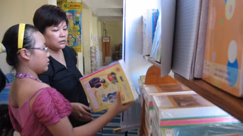 Phụ huynh chọn mua vở cho con tại một nhà sách ở Hà Nội. Nếu không theo yêu cầu của giáo viên, phụ huynh dễ mua phải những loại vở “không đạt yêu cầu” - Ảnh: Thư Hiên