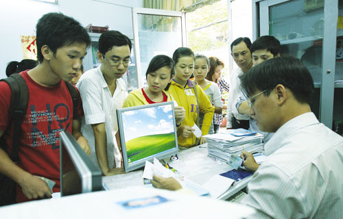 TS nộp hồ sơ NV2 vào trường CĐ Kinh tế TP.HCM ngày 7.9 - Ảnh: Đào Ngọc Thạch