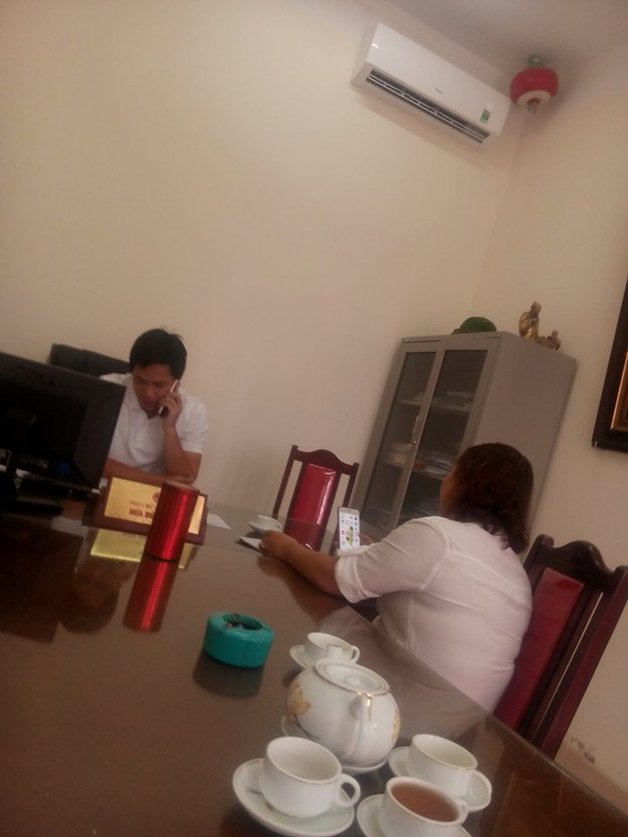 Ông Hứa Minh Đức (bên trong), Phó chủ tịch UBND phường Mễ Trì cho rằng do chính quyền địa phương bận nhiều việc nên việc cưỡng chế không được thực hiện (Ảnh MC)