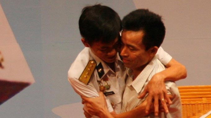 Phút gặp nhau cảm động sau 25 năm giữa anh hùng lực lượng vũ trang Nguyễn Văn Lanh (trái) và tiểu đội trưởng Lê Hữu Thảo - ảnh: Tuổi trẻ. Phút gặp nhau cảm động sau 25 năm giữa anh hùng lực lượng vũ trang Nguyễn Văn Lanh (trái) và tiểu đội trưởng Lê Hữu Thảo - ảnh: Tuổi trẻ.