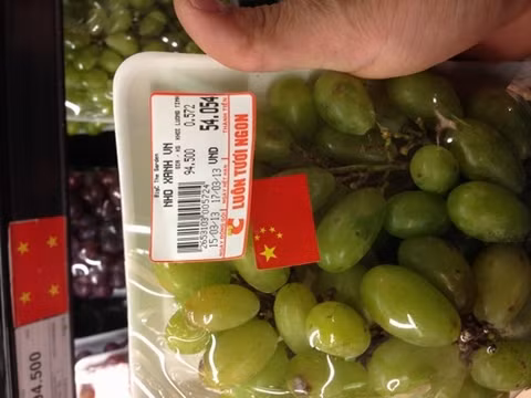 Nho bán tại siêu thị Big C the Garden (Mỹ Đình, Hà Nội) bên ngoài nhãn in made in Vietnam, nhưng bên trong lại dán cờ Trung Quốc.