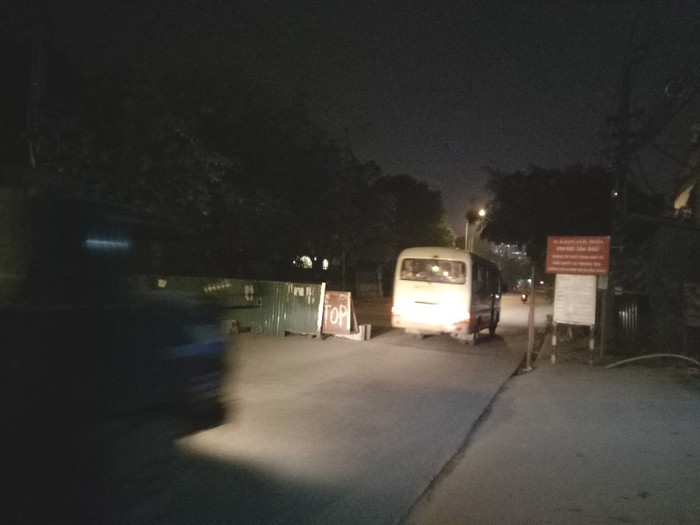 Phương tiện ô tô chật vật lách qua chướng ngại vật. Ảnh: Trực Ngôn. Phương tiện ô tô chật vật lách qua chướng ngại vật. Ảnh: Trực Ngôn.