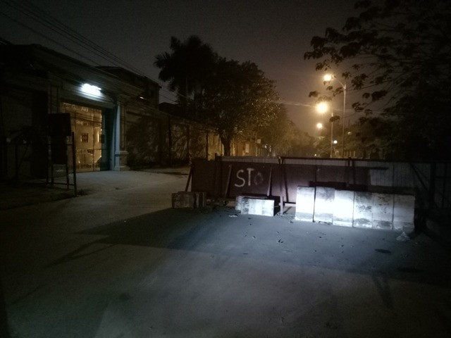 Vật cản tồn tại nhiều năm những vẫn không bị các cơ quan chức năng xử lý triệt để, gây bức xúc cho người dân. Ảnh: Trực Ngôn. Vật cản tồn tại nhiều năm những vẫn không bị các cơ quan chức năng xử lý triệt để, gây bức xúc cho người dân. Ảnh: Trực Ngôn.