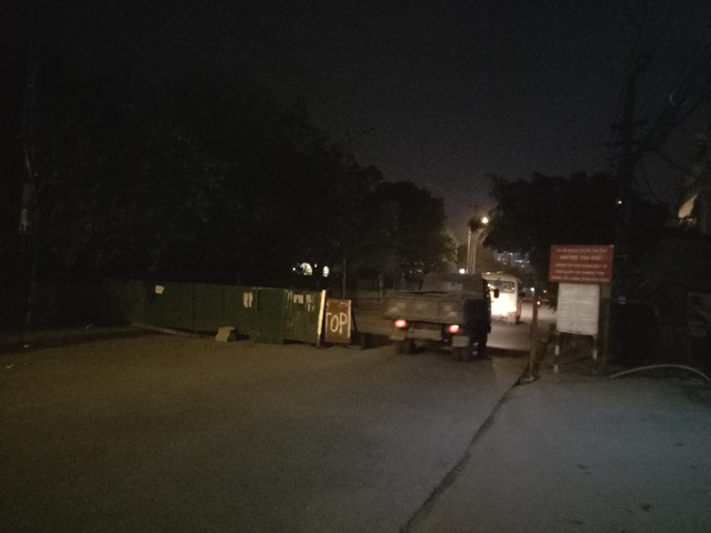 Chướng ngại vật gồm tôn, bê tông nằm chặn ngang giữa đường Bạch Đằng gây mất mỹ quan đô thị, tiềm ẩn nhiều nguy cơ gây tai nạn giao thông cao. Ảnh: Trực Ngôn. Chướng ngại vật gồm tôn, bê tông nằm chặn ngang giữa đường Bạch Đằng gây mất mỹ quan đô thị, tiềm ẩn nhiều nguy cơ gây tai nạn giao thông cao. Ảnh: Trực Ngôn.