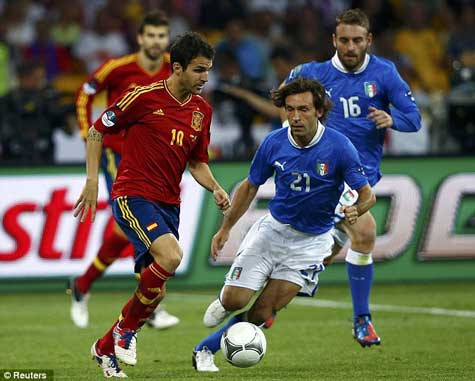 Fabregas và Pirlo tranh bóng Fabregas và Pirlo tranh bóng