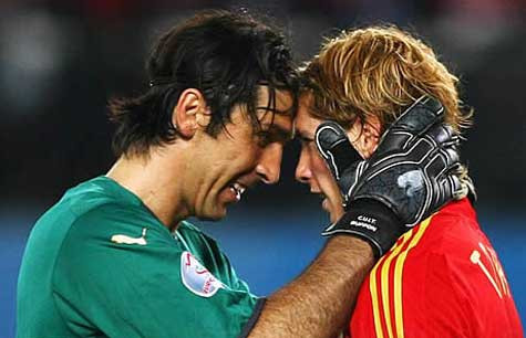 Cuộc chiến giữa những người khổng lồ: Tây Ban Nha của Fernando Torres chạm trán Italia của Gianluigi Buffon Cuộc chiến giữa những người khổng lồ: Tây Ban Nha của Fernando Torres chạm trán Italia của Gianluigi Buffon