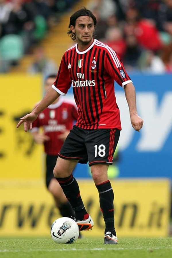 7. Alberto Aquilani cho biết anh đã quyết định sẽ không rời Liverpool bất chấp 2 mùa giải liên tiếp chơi dưới dạng cho mượn ở Italia. Aquilani đá cho AC Milan mùa giải 2011/12 nhưng Milan quyết định không mua đứt anh. Hiện cựu tiền vệ của Roma còn 2 năm trong hợp đồng với Liverpool, do đó anh quyết định sẽ đá thêm 1 mùa giải nữa trước khi quyết định tương lai. 7. Alberto Aquilani cho biết anh đã quyết định sẽ không rời Liverpool bất chấp 2 mùa giải liên tiếp chơi dưới dạng cho mượn ở Italia. Aquilani đá cho AC Milan mùa giải 2011/12 nhưng Milan quyết định không mua đứt anh. Hiện cựu tiền vệ của Roma còn 2 năm trong hợp đồng với Liverpool, do đó anh quyết định sẽ đá thêm 1 mùa giải nữa trước khi quyết định tương lai.