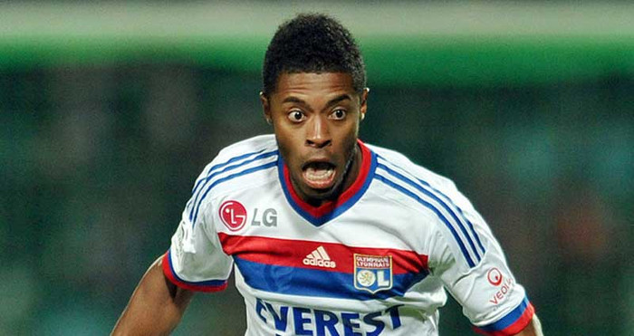 8. Michel Bastos là một trong số những cầu thủ đang rục rịch rời Lyon (Ligue 1) sau khi chủ tịch Jean-Michel Aulas chỉ trích động lực thi đấu của các trụ cột. Năm nay 28 tuổi, Bastos tới Lyon năm 2009 từ Lille và sau đó nổi lên ở đội tuyển Brazil trong chiến dịch vòng loại World Cup 2010. Không còn trẻ, nhưng Bastos vẫn rất có giá trị bởi khả năng tham gia tấn công đẳng cấp không thua gì đồng hương Maicon, đặc biệt là những cú sút xa gợi nhớ Roberto Carlos. Nếu có đội bóng nào cần hậu vệ trái thì Bastos là sự lựa chọn lý tưởng. 8. Michel Bastos là một trong số những cầu thủ đang rục rịch rời Lyon (Ligue 1) sau khi chủ tịch Jean-Michel Aulas chỉ trích động lực thi đấu của các trụ cột. Năm nay 28 tuổi, Bastos tới Lyon năm 2009 từ Lille và sau đó nổi lên ở đội tuyển Brazil trong chiến dịch vòng loại World Cup 2010. Không còn trẻ, nhưng Bastos vẫn rất có giá trị bởi khả năng tham gia tấn công đẳng cấp không thua gì đồng hương Maicon, đặc biệt là những cú sút xa gợi nhớ Roberto Carlos. Nếu có đội bóng nào cần hậu vệ trái thì Bastos là sự lựa chọn lý tưởng.