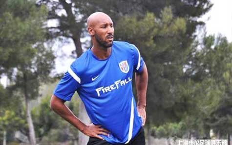 Anelka bị một CĐV mắng vì không cúi chào khán giả sau trận đấu Anelka bị một CĐV mắng vì không cúi chào khán giả sau trận đấu