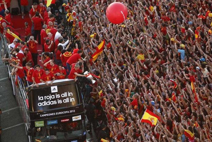 Quang cảnh từ xa của lễ diễu hành Quang cảnh từ xa của lễ diễu hành