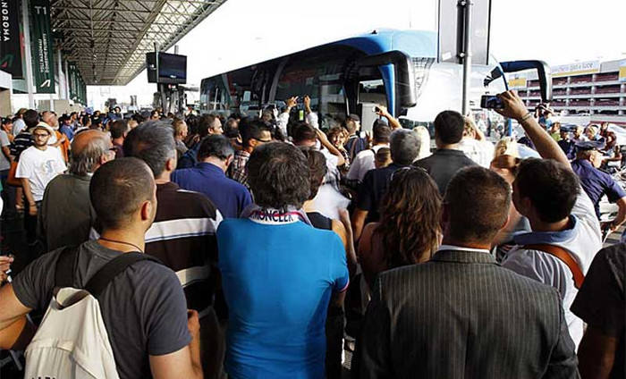 Hàng nghìn người đã ra tận sân bay để tiếp đội tuyển Hàng nghìn người đã ra tận sân bay để tiếp đội tuyển