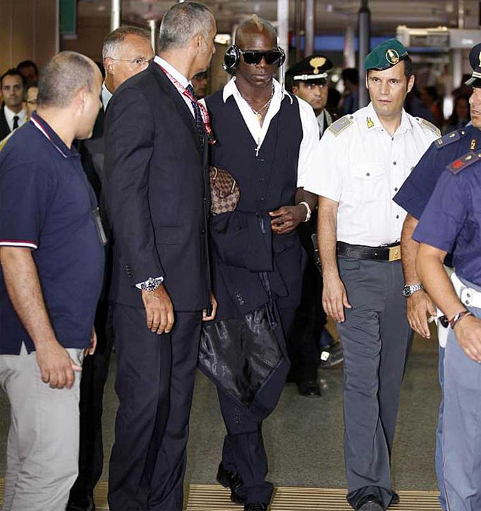 Các cầu thủ được bảo vệ “tận răng” nhằm tránh những nguy hiểm, dù điều đó có hơi thừa Các cầu thủ được bảo vệ “tận răng” nhằm tránh những nguy hiểm, dù điều đó có hơi thừa