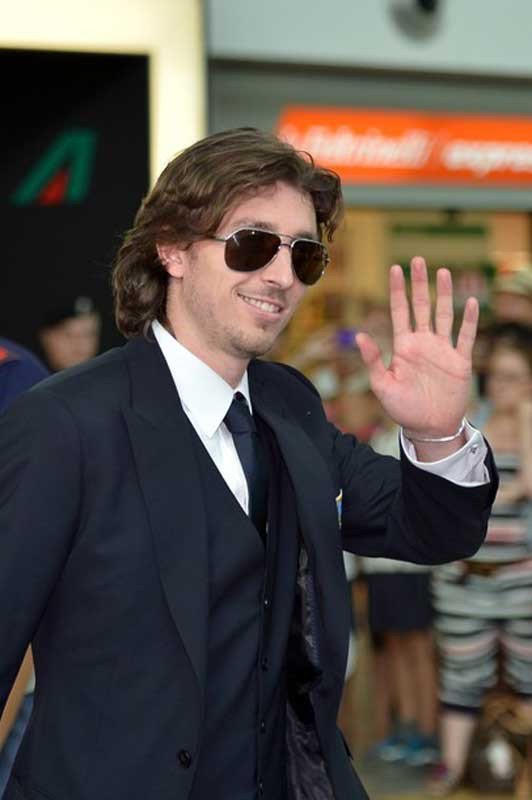 Riccardo Montolivo cười tươi cảm ơn sự ủng hộ của các CĐV. Riccardo Montolivo cười tươi cảm ơn sự ủng hộ của các CĐV.