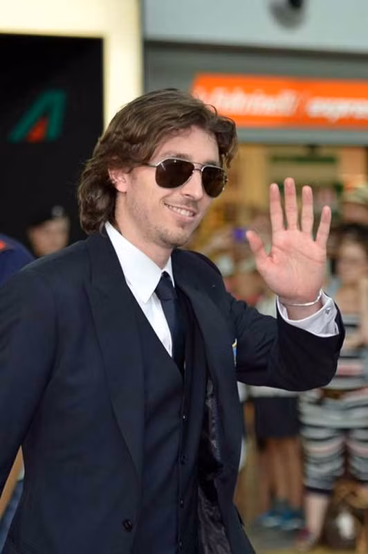 Riccardo Montolivo cười tươi cảm ơn sự ủng hộ của các CĐV.