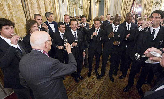 Họ được mời dự một bữa tiệc nhỏ do phủ Tổng thống tổ chức Họ được mời dự một bữa tiệc nhỏ do phủ Tổng thống tổ chức