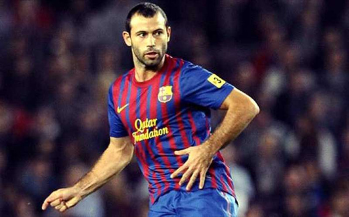 7. Barcelona và Javier Mascherano sắp đạt được thỏa thuận gia hạn hợp đồng, theo lời của chính tuyển thủ người Argentina. Hợp đồng cũ sẽ hết hạn vào tháng 6/2014 và Barca đã tính tới việc gia hạn ngay để tránh trường hợp kiểu Robin Van Persie tại Arsenal lúc này. Quyết định mà Barca đưa ra là nhằm giữ vững lực lượng ở hàng phòng ngự, nơi mà Mascherano đã trở nên quen thuộc hơn kể từ khi tới Nou Camp. Mùa trước những chấn thương của Puyol và Pique đã khiến họ bị hụt hơi trong cuộc đua La Liga với Real Madrid, và trong lúc chưa mua được ai thì trước mắt Barca phải giữ chắc những trụ cột của mình. 7. Barcelona và Javier Mascherano sắp đạt được thỏa thuận gia hạn hợp đồng, theo lời của chính tuyển thủ người Argentina. Hợp đồng cũ sẽ hết hạn vào tháng 6/2014 và Barca đã tính tới việc gia hạn ngay để tránh trường hợp kiểu Robin Van Persie tại Arsenal lúc này. Quyết định mà Barca đưa ra là nhằm giữ vững lực lượng ở hàng phòng ngự, nơi mà Mascherano đã trở nên quen thuộc hơn kể từ khi tới Nou Camp. Mùa trước những chấn thương của Puyol và Pique đã khiến họ bị hụt hơi trong cuộc đua La Liga với Real Madrid, và trong lúc chưa mua được ai thì trước mắt Barca phải giữ chắc những trụ cột của mình.