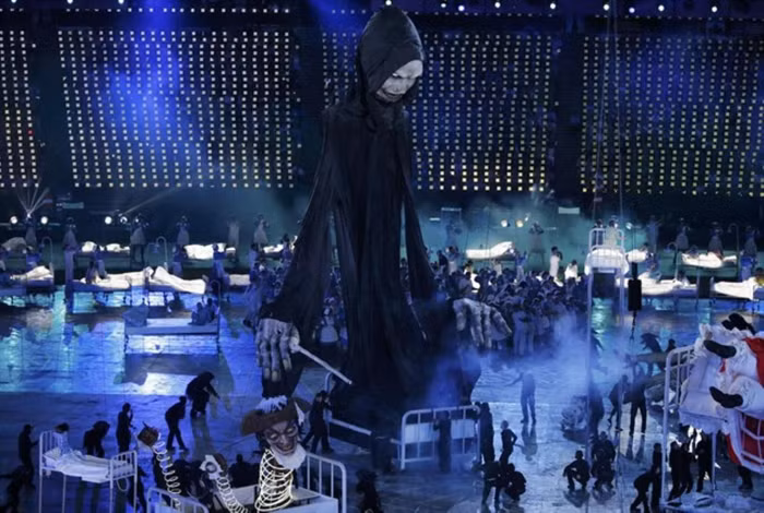 Một thể hiện về thần chết trong cảnh về các y tá.