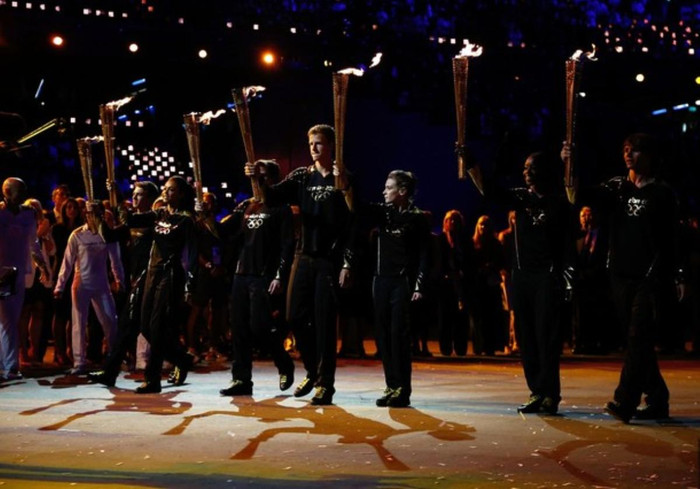 7 VĐV trẻ đại diện cho tương lai của thể thao Anh Quốc chạy rước đốc trên SVĐ Olympic 7 VĐV trẻ đại diện cho tương lai của thể thao Anh Quốc chạy rước đốc trên SVĐ Olympic
