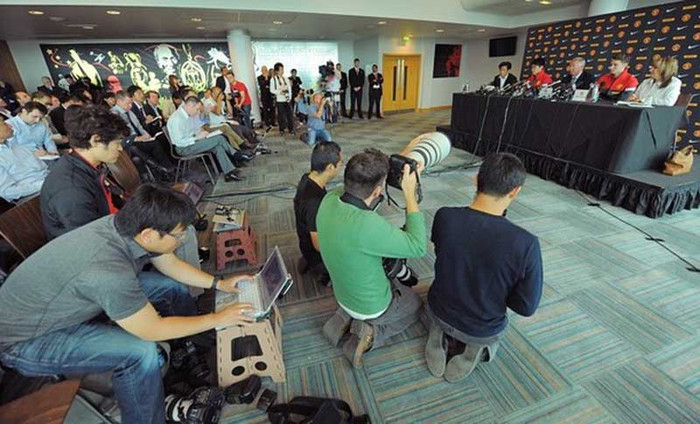 Cũng trong buổi họp báo này, Sir Alex đã bày tỏ sự thất vọng về Paul Pogba, người đã rời CLB để chuyển sang Juventus. “Cậu ta đã thiếu tôn trọng đội bóng. Cho dù chúng tôi biết sẽ có lúc Pogba ra đi, nhưng cậu ta lại không bao giờ nói ra điều đó cho tới phút cuối. Quyết định thì đã được đưa ra, nhưng chúng tôi thực sự thất vọng”. Cũng trong buổi họp báo này, Sir Alex đã bày tỏ sự thất vọng về Paul Pogba, người đã rời CLB để chuyển sang Juventus. “Cậu ta đã thiếu tôn trọng đội bóng. Cho dù chúng tôi biết sẽ có lúc Pogba ra đi, nhưng cậu ta lại không bao giờ nói ra điều đó cho tới phút cuối. Quyết định thì đã được đưa ra, nhưng chúng tôi thực sự thất vọng”.