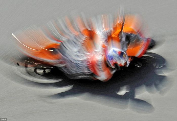 Tay đua Casey Stoner của đội Honda trong một cuộc đua thử trước thềm Đức Grand Prix. Tay đua Casey Stoner của đội Honda trong một cuộc đua thử trước thềm Đức Grand Prix.