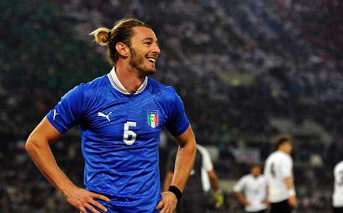 7. AC Milan sắp có nỗ lực cuối cùng để giành sự phục vụ của hậu vệ Federico Balzaretti, người đang được AS Roma và Napoli tìm cách chiêu mộ từ Palermo. Cho dù Balzaretti đã đồng ý về các điều khoản cá nhân để chơi cho Napoli nhưng Milan vẫn hy vọng rằng họ có thể khiến vụ này đảo chiều theo hướng có lợi cho Rossoneri. Chiến thuật rất đơn giản, Milan sẽ đề nghị mức lương cao hơn mà Napoli lẫn Roma đề nghị, đồng thời gắn trung vệ Mario Yepes vào thương vụ để làm vật trao đổi với Palermo. 7. AC Milan sắp có nỗ lực cuối cùng để giành sự phục vụ của hậu vệ Federico Balzaretti, người đang được AS Roma và Napoli tìm cách chiêu mộ từ Palermo. Cho dù Balzaretti đã đồng ý về các điều khoản cá nhân để chơi cho Napoli nhưng Milan vẫn hy vọng rằng họ có thể khiến vụ này đảo chiều theo hướng có lợi cho Rossoneri. Chiến thuật rất đơn giản, Milan sẽ đề nghị mức lương cao hơn mà Napoli lẫn Roma đề nghị, đồng thời gắn trung vệ Mario Yepes vào thương vụ để làm vật trao đổi với Palermo.