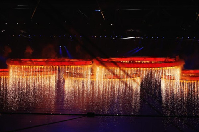 Chiếc vòng Olympic nổi lên trong phần biểu diễn tại lễ khai mạc. Chiếc vòng Olympic nổi lên trong phần biểu diễn tại lễ khai mạc.