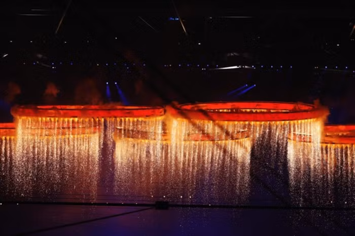 Chiếc vòng Olympic nổi lên trong phần biểu diễn tại lễ khai mạc.