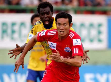 Chí Công (áo đỏ) ghi bàn thắng duy nhất giúp B.Bình Dương vượt qua TĐCS.Đồng Tháp - Ảnh: Khả Hòa