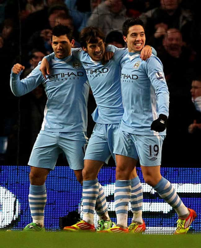 5. City có cầu thủ chơi được ở những vị trí phụ của Van Persie. Tiền đạo người Hà Lan biết đá hộ công? City đã có Tevez, Silva và thậm chí cả Nasri. Van Persie biết đá tiền đạo cánh? Silva và Nasri cũng đá ngon. Gia nhập một đội bóng mà gần như chắc chắn mình sẽ không được đá chính ngay, liệu Robin Van Persie có chịu? 5. City có cầu thủ chơi được ở những vị trí phụ của Van Persie. Tiền đạo người Hà Lan biết đá hộ công? City đã có Tevez, Silva và thậm chí cả Nasri. Van Persie biết đá tiền đạo cánh? Silva và Nasri cũng đá ngon. Gia nhập một đội bóng mà gần như chắc chắn mình sẽ không được đá chính ngay, liệu Robin Van Persie có chịu?