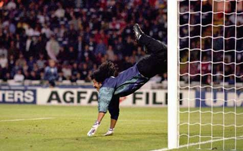 Cú đá "bọ cạp" của Rene Higuita tại Wembley năm 1995 Cú đá "bọ cạp" của Rene Higuita tại Wembley năm 1995
