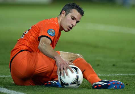 Van Persie chỉ còn 12 tháng nữa trong hợp đồng với Arsenal, và Juventus là đội mới nhất đặt lời mời trực tiếp về tuyển thủ người Hà Lan Van Persie chỉ còn 12 tháng nữa trong hợp đồng với Arsenal, và Juventus là đội mới nhất đặt lời mời trực tiếp về tuyển thủ người Hà Lan