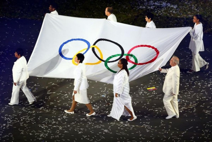 Daniel Barenboim, Sally Becker, Shami Chakrabati, Leymah Gbowee, Haile Gebrselassie, Doreen Lawrence, Marina Silva và Tổng thư ký Liên Hợp Quốc Ban Ki-Moon mang lá cờ Olympic vào SVĐ sau phần diễu hành của các đoàn thể thao. Daniel Barenboim, Sally Becker, Shami Chakrabati, Leymah Gbowee, Haile Gebrselassie, Doreen Lawrence, Marina Silva và Tổng thư ký Liên Hợp Quốc Ban Ki-Moon mang lá cờ Olympic vào SVĐ sau phần diễu hành của các đoàn thể thao.
