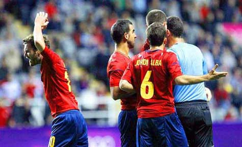 Juan Mata nhận thẻ vàng vì phản ứng trọng tài sau tình huống không thổi phạt đền ở phút 88 trận gặp Honduras Juan Mata nhận thẻ vàng vì phản ứng trọng tài sau tình huống không thổi phạt đền ở phút 88 trận gặp Honduras