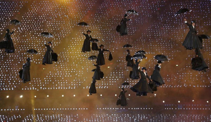 Các diễn viên đóng vai Mary Poppins từ từ tiếp đất. Các diễn viên đóng vai Mary Poppins từ từ tiếp đất.