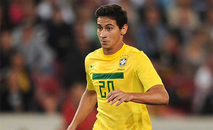 7. Arsenal đang tính việc mua tiền vệ Paulo Ganso của Santos, người đang thi đấu cùng Neymar. Arsene Wenger đang rất cần một chuyên gia kiến thiết có kỹ thuật cao để phù hợp với lối đá của Arsenal cũng như thay thế cho Tomas Rosicky đã ngoài 30 tuổi. Hiện Santos chưa có phản hồi. 7. Arsenal đang tính việc mua tiền vệ Paulo Ganso của Santos, người đang thi đấu cùng Neymar. Arsene Wenger đang rất cần một chuyên gia kiến thiết có kỹ thuật cao để phù hợp với lối đá của Arsenal cũng như thay thế cho Tomas Rosicky đã ngoài 30 tuổi. Hiện Santos chưa có phản hồi.